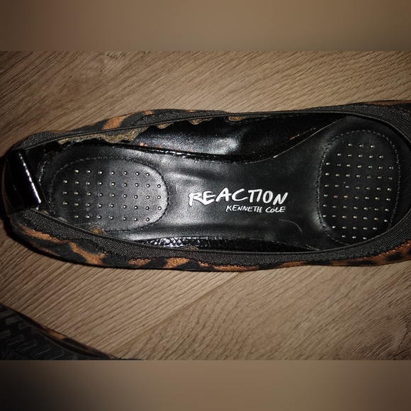 Kenneth Cole Blink Wink Flats - Picture 2 of 9